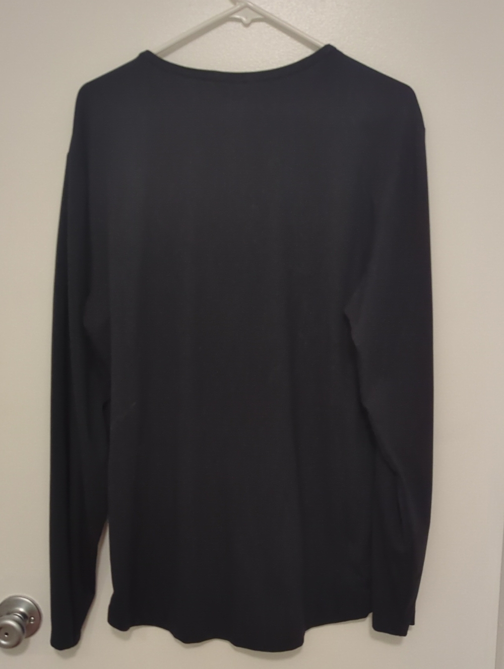 Cuts Men's Curve Hem Black Long-Sleeve Henley Shirt, XL - Picture 9 of 10